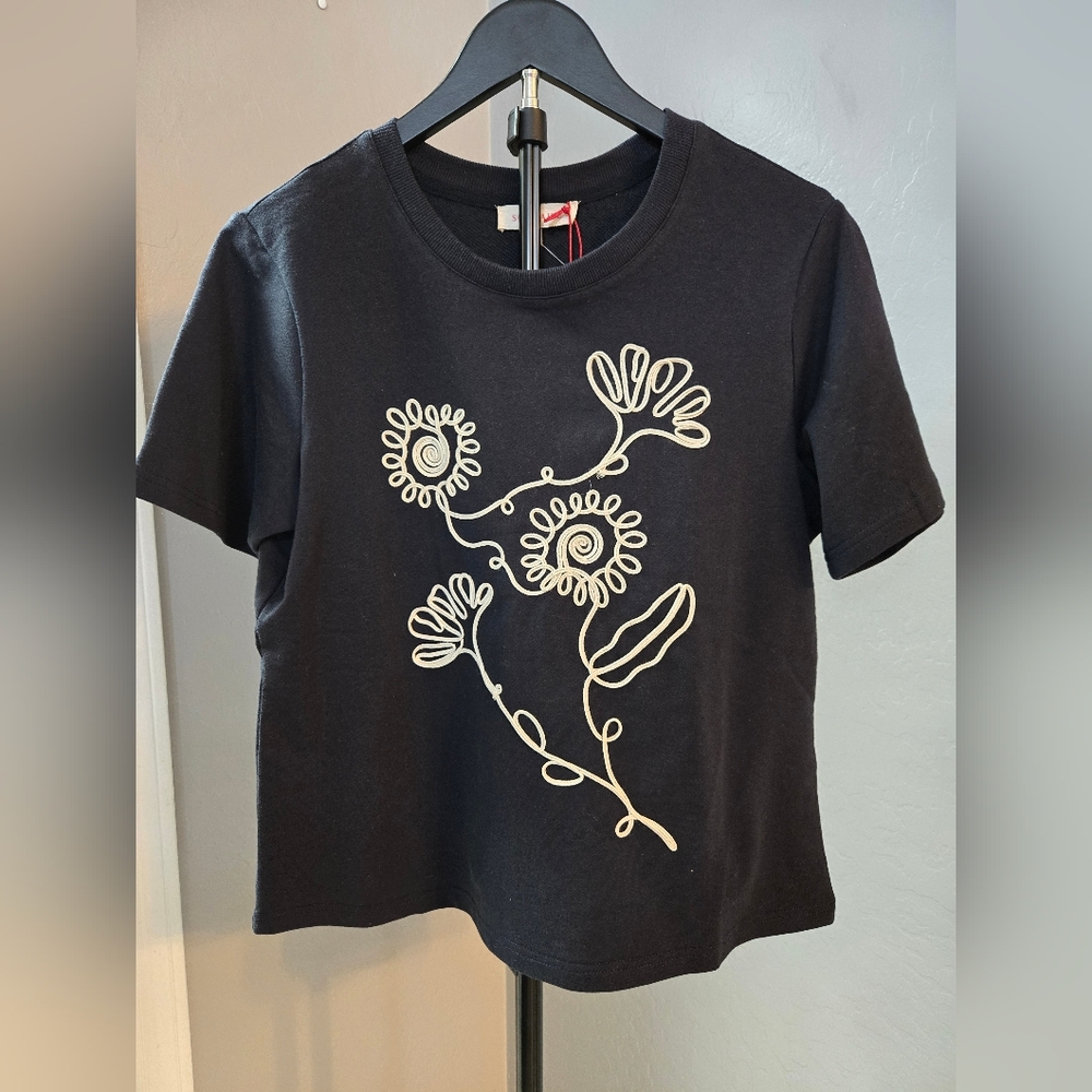 Solitaire Black Floral Appliqué Tee Top Size Small NWT